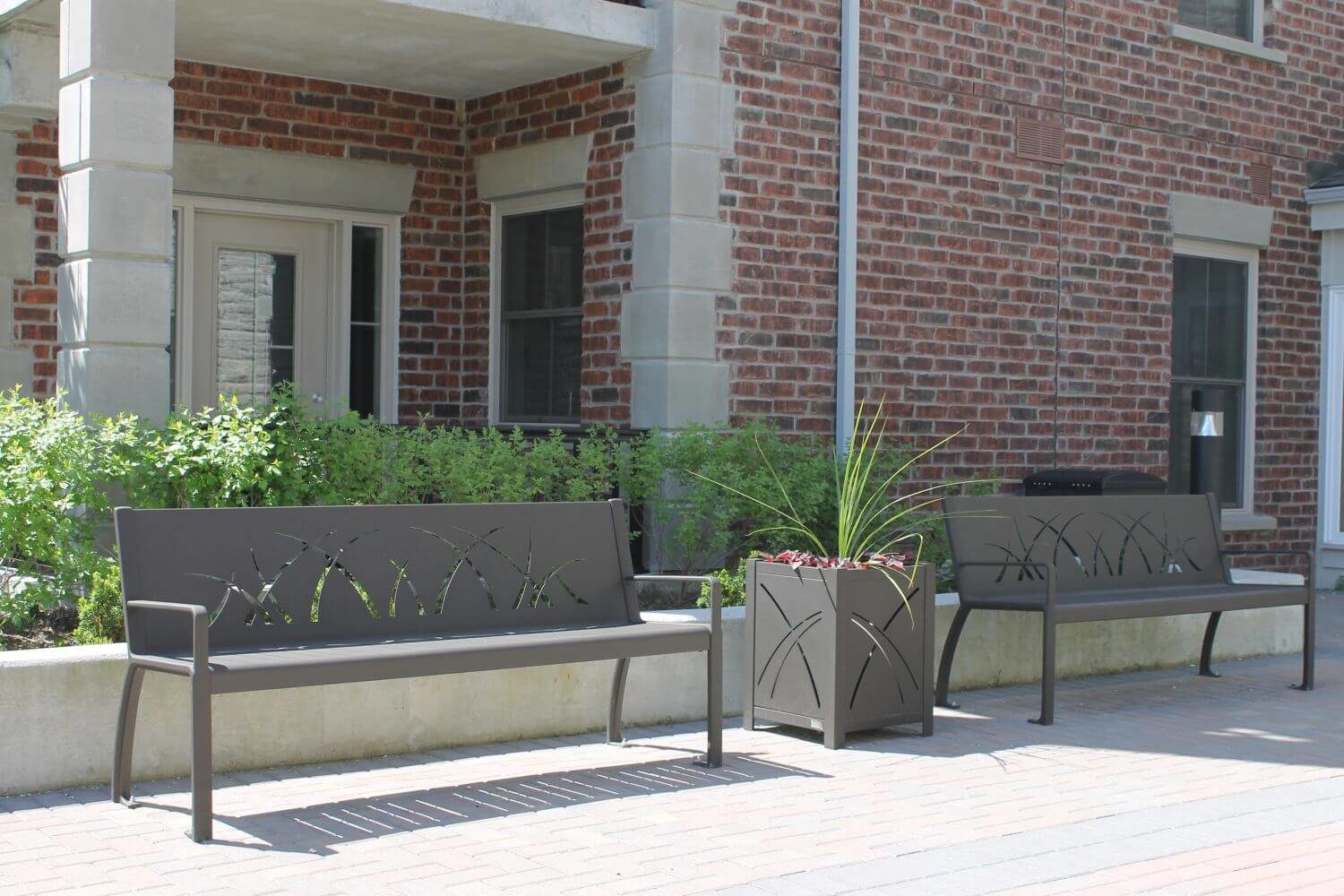 HOME_INSTALLATIONS_BENCHES_Averton Commons_970 Bench Averton Commons, Black Benches outside of a red brick building