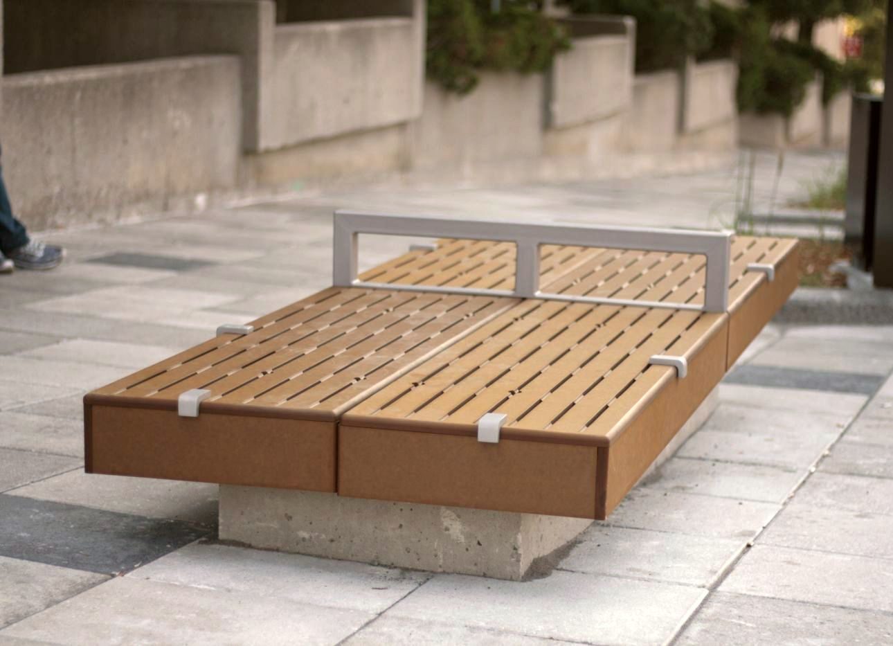 Seating Crate/Bench with arm rest in middle