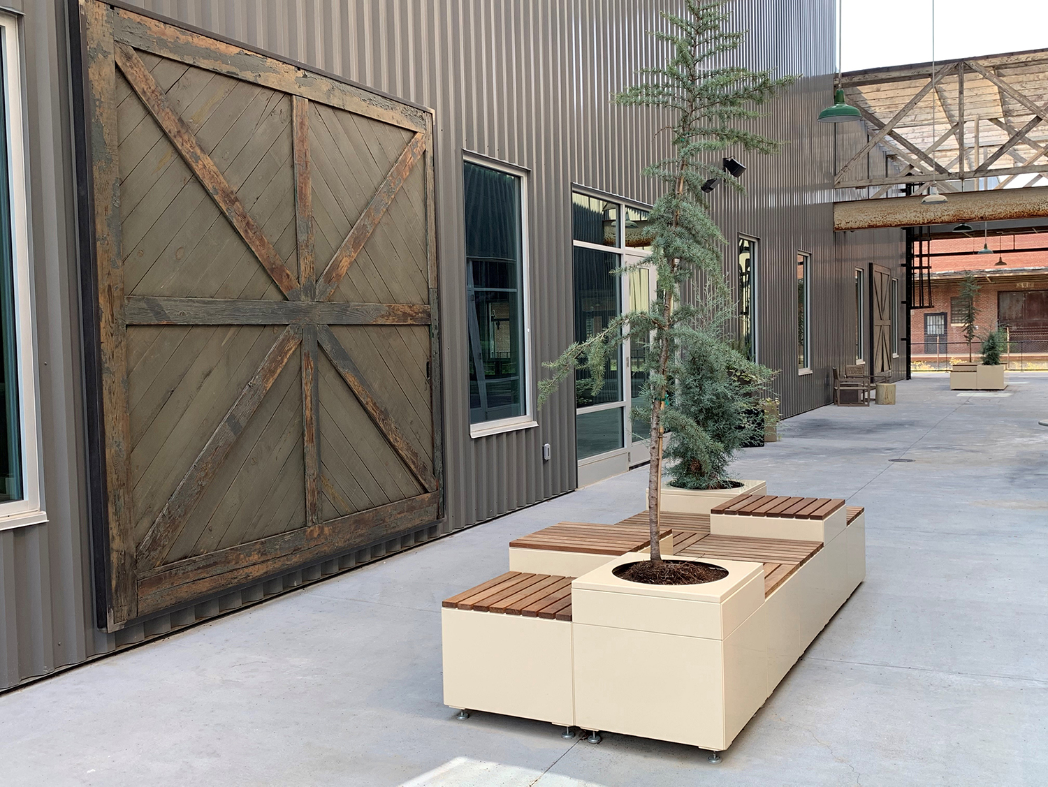 PIXEL_NC_CAMP NORTH END_Ivory 1 Pixel layout with wood tops and planters, ivory color