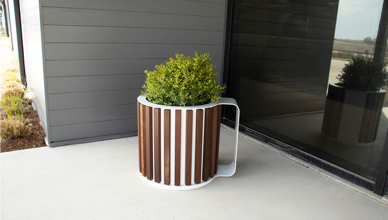 MUG-planter_mpl-2900-00002 MUG Planter with gloss white powdercoat and thermal ash wood slats