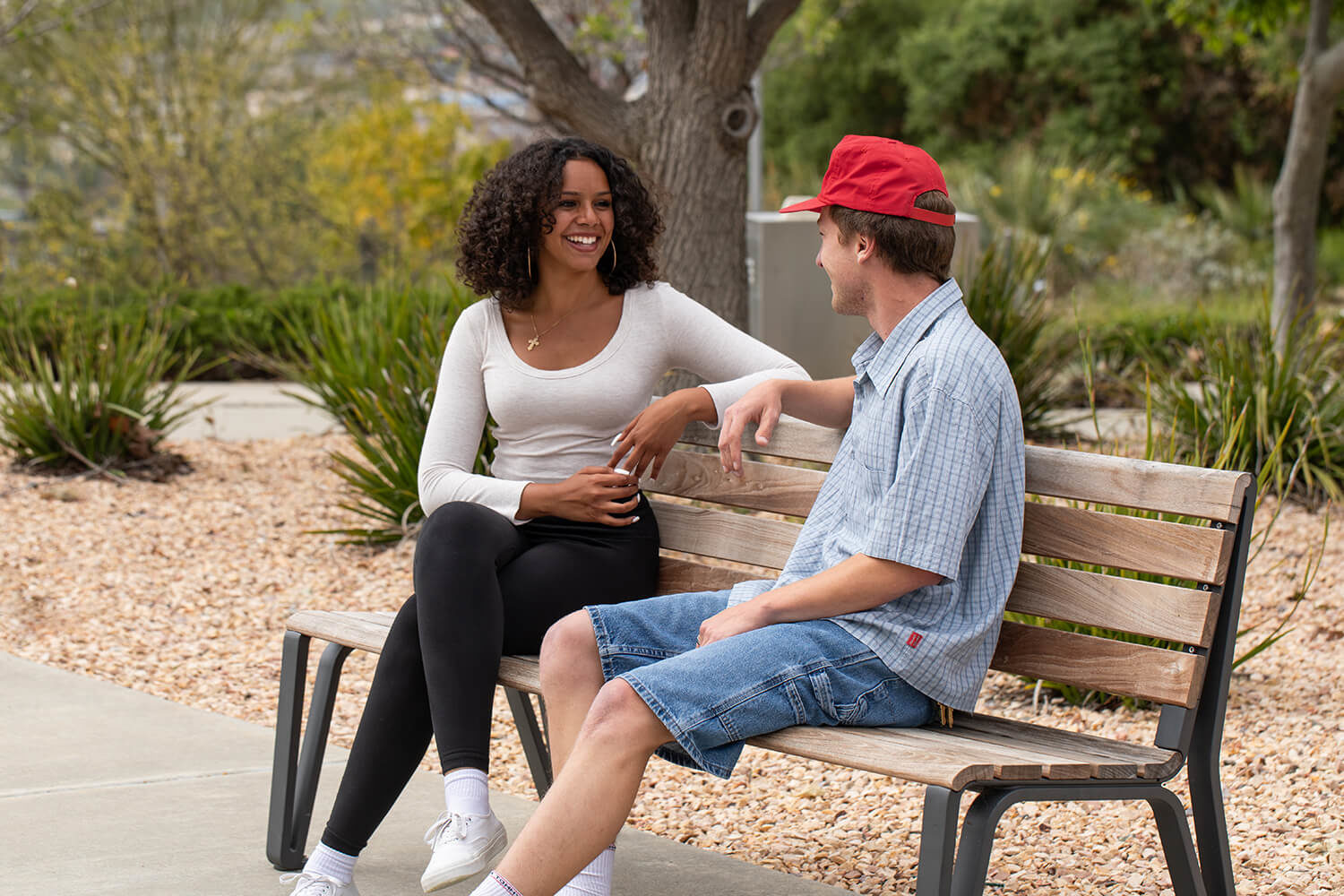 University students chatting on a Maglin Iconic bench while enjoying the outdoors at CSUSM