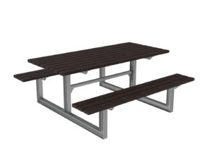 Table de pique-nique rectangulaire avec deux bancs attachés, structure en métal et lattes en bois foncé. L'un des bancs s'étend plus loin que l'autre.
