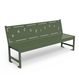 Un banc en métal vert avec des lettres découpées de A à E et des chiffres de 1 à 5 sur le dossier.