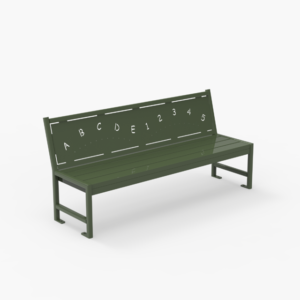 Banc en métal vert dont le dossier est orné de lettres découpées de A à E et de chiffres de 1 à 5 en blanc, disposés sur deux rangées. Le banc est placé sur un fond blanc uni.