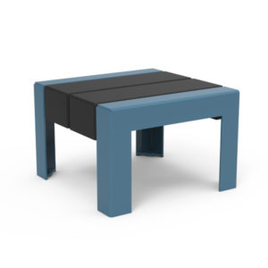 Banc d'extérieur bleu et noir avec un design simple, en forme de boîte, et quatre pieds robustes.
