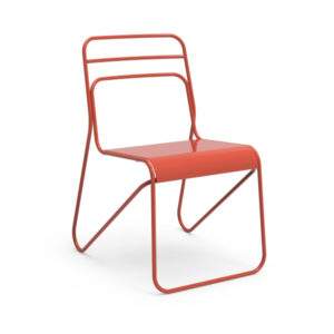 Chaise moderne en métal rouge avec une structure minimaliste et une assise plate, avec des pieds tubulaires courbés et un dossier ouvert.