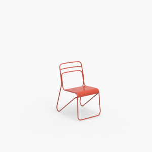 Une chaise métallique rouge minimaliste au design filaire simple est placée sur un fond blanc uni.