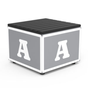 Pouf gris et blanc en forme de cube avec un plateau en lattes noires et une grande lettre blanche "A" sur chaque face visible.