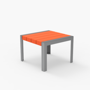 Une table carrée avec une structure métallique grise et un plateau à lattes orange, présentée sur un fond blanc uni.