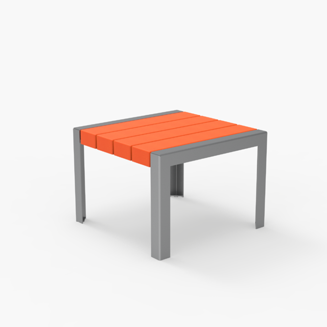 Une table carrée avec une structure métallique grise et un plateau à lattes orange, présentée sur un fond blanc uni.