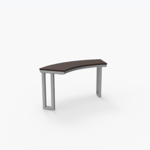 Un banc incurvé avec une assise en bois foncé et des pieds en métal, photographié sur un fond blanc uni.