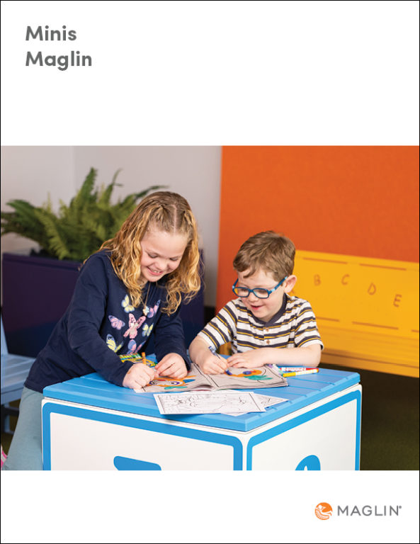 Deux jeunes enfants sont assis à une table bleue et colorient du papier avec des crayons de couleur. Une plante et un banc orange sont visibles à l'arrière-plan.