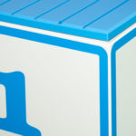 Gros plan d'un grand bloc bleu et blanc affichant le chiffre 1 et la lettre A sur des faces adjacentes.