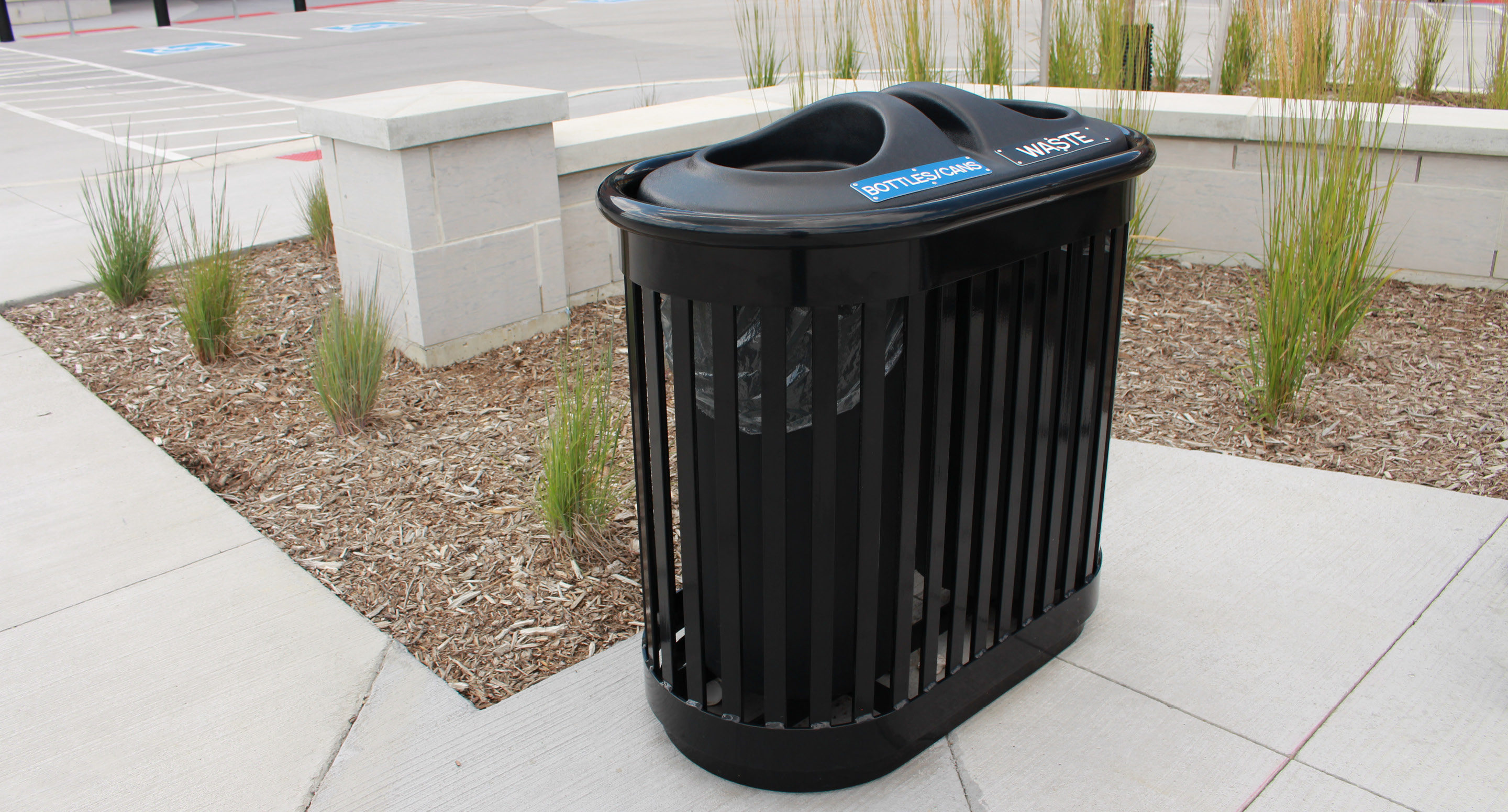maglin_mrr-0250-recycle-receptacles-0612 Une poubelle extérieure noire portant l'inscription