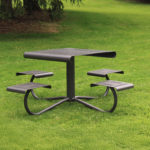 Une table de pique-nique moderne en métal avec quatre sièges est posée sur la pelouse verte d'un parc.