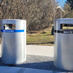 Deux poubelles argentées à l'extérieur, étiquetées 