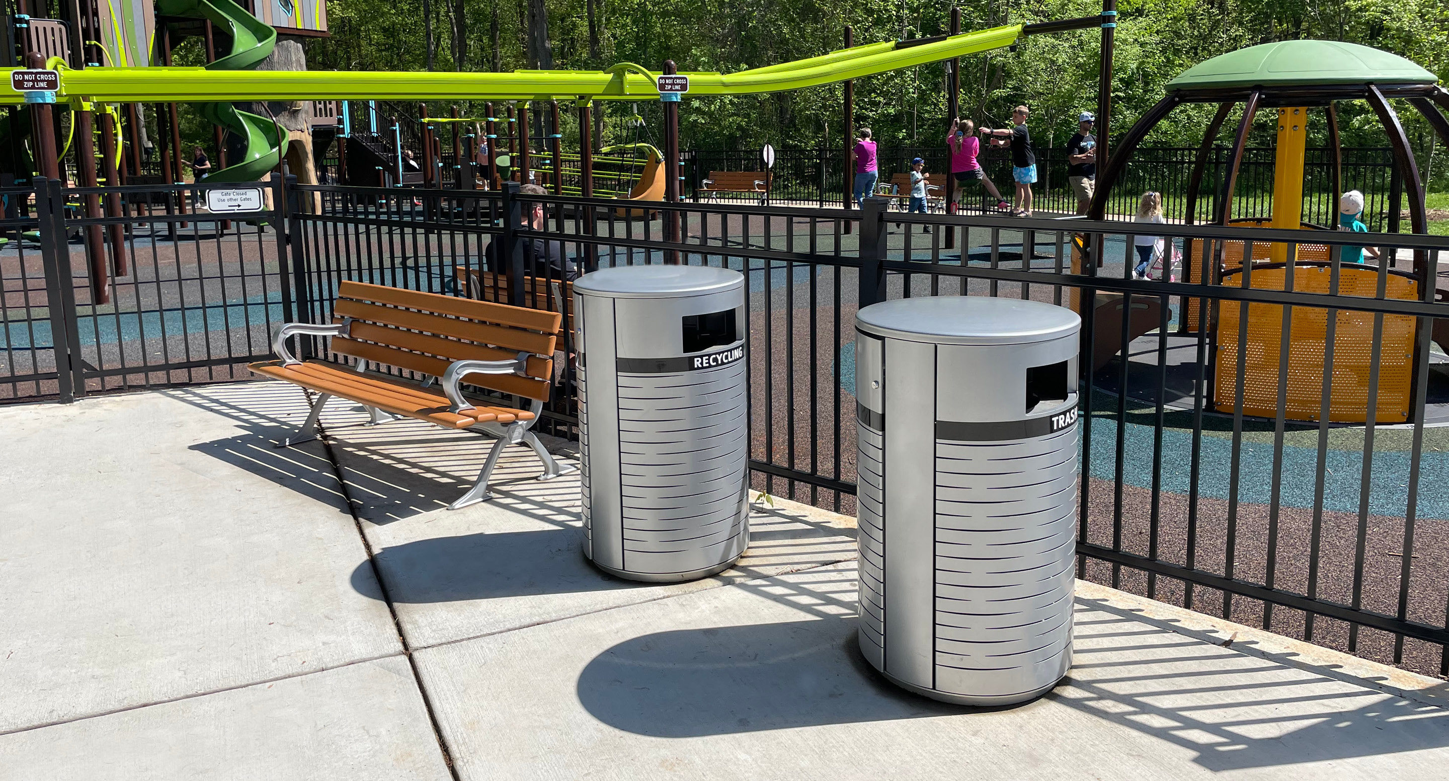 Deux poubelles argentées étiquetées 