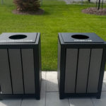 Deux poubelles noires d'extérieur sur un patio ; la poubelle de gauche étiquetée
