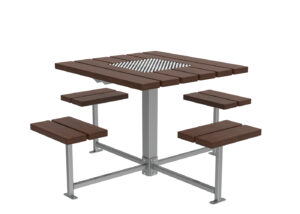 Table d'extérieur carrée avec quatre bancs attachés, structure métallique et lattes en bois ; un motif en damier est incrusté au centre du plateau de la table.