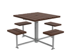 Table d'extérieur carrée avec quatre bancs attenants, composée de lattes en bois foncé et d'un cadre en métal, photographiée sur un fond blanc.