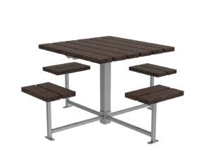 Table d'extérieur carrée avec quatre banquettes attenantes, fabriquée en bois foncé et soutenue par un cadre en métal argenté.