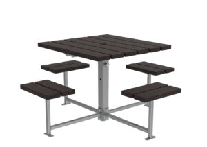 Table carrée avec quatre bancs attachés, faite de lattes de bois foncé et soutenue par un cadre métallique, isolée sur un fond blanc.