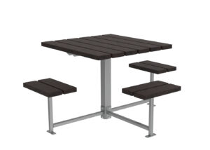 Une table de pique-nique carrée avec un support central en métal et quatre banquettes attachées, toutes dotées de lattes en bois foncé, sur un fond blanc uni.