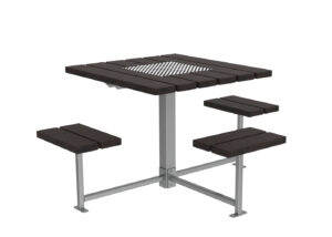 Une table d'extérieur carrée avec un support central en métal et quatre bancs attenants, tous dotés de lattes en bois foncé et d'une pièce centrale en grille métallique.