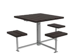 Table de pique-nique carrée pour l'extérieur avec quatre banquettes attachées, composée de lattes en bois foncé et d'un cadre en métal, sur fond blanc.