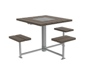 Table d'extérieur carrée avec quatre banquettes attachées et une structure en métal argenté, avec une grille ou un évent au centre du plateau de la table.