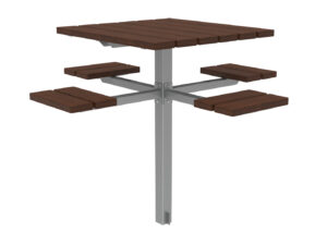 Une table d'extérieur carrée avec un poteau central en métal et quatre sièges en bois attachés, chacun positionné à angle droit par rapport au poteau.