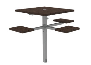 Un poteau métallique supporte une table de pique-nique carrée en bois foncé avec quatre sièges séparés, chacun placé sur un bras métallique.