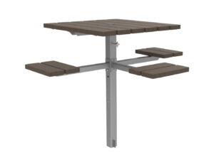 Table d'extérieur carrée avec trois banquettes attachées, toutes soutenues par un poteau central et un cadre en métal. Le plateau de la table et les sièges ont un design en planches de bois.