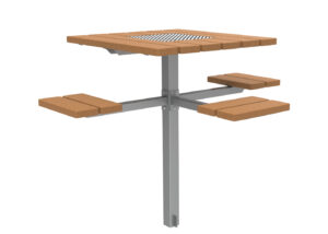 Table d'extérieur carrée avec trois banquettes attenantes, le tout en bois et soutenu par un poteau central en métal.