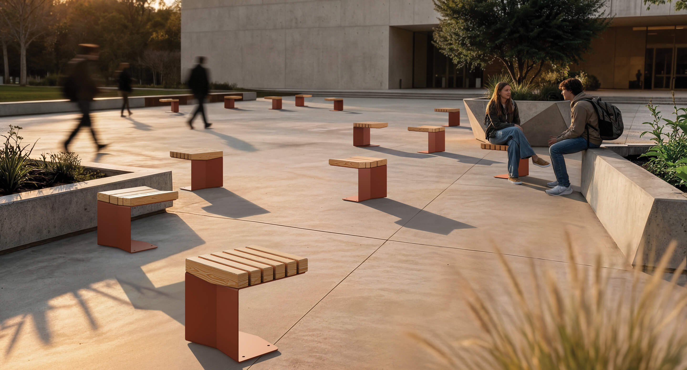 Par une journée ensoleillée, plusieurs personnes se promènent ou s'assoient sur une place extérieure moderne avec des bancs en bois et en métal éparpillés, profitant de la conception primée et reconnue par les prix A+.