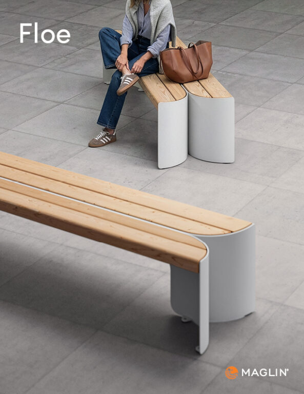 Une personne est assise sur un banc moderne en bois et en métal, avec un sac brun à côté d'elle ; un autre banc similaire est visible au premier plan. Le mot "Floe" est superposé.
