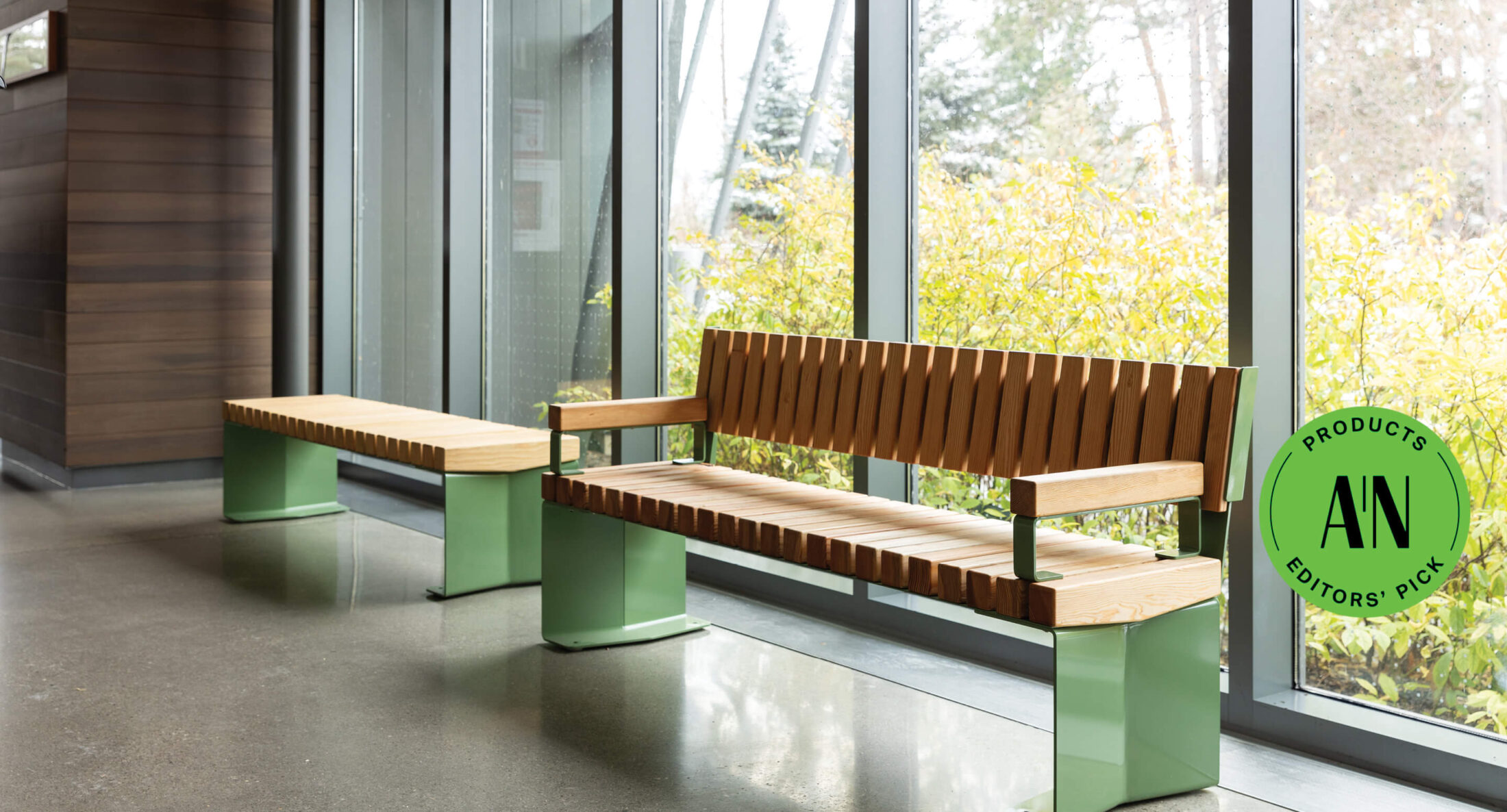 Deux bancs à lattes en bois, dotés d'une structure métallique vert clair, placés près d'une baie vitrée, arborant le label « Sélection de la rédaction d'AN ».
